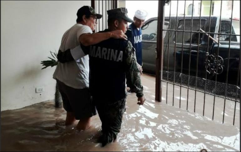 Personal de la Semar continúa en el lugar para ayudar a la población afectada. TWITTER / @SEMAR_mx