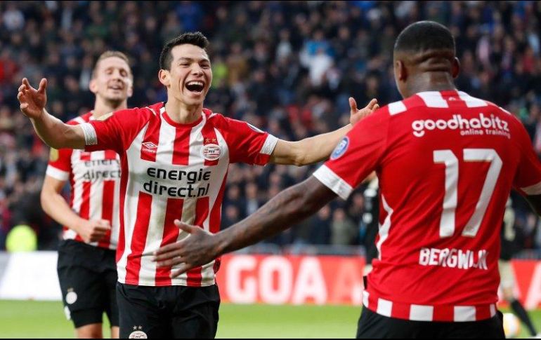 Lozano celebra tras anotar contrarrematando un rebote propiciado por Bergwijn (#17).TWITTER/@PSV