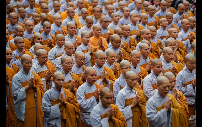 Monjes budistas oran por el fallecido presidente de Vietnam Tran Dai Quang, en una pagoda en Ho Chi Minh. Las autoridades de Vietnam decretaron dos días de duelo nacional por Quang, fallecido el viernes a los 61 años de edad. AFP/K. Nguyen