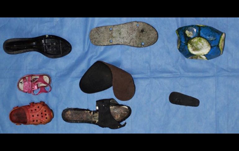 Piezas de calzado. Se estima que los restos humanos ubicados tienen dos o tres años sepultados. AP/Fiscalía General del Estado de Veracruz