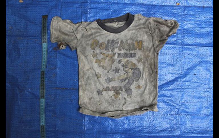 Una playera con diseños de Pokemón, entre las piezas extraídas de los 32 entierros clandestinos en Veracruz.  AP/Fiscalía General del Estado de Veracruz