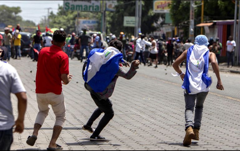 Jjóvenes se enfrentan a las fuerzas del Gobierno.