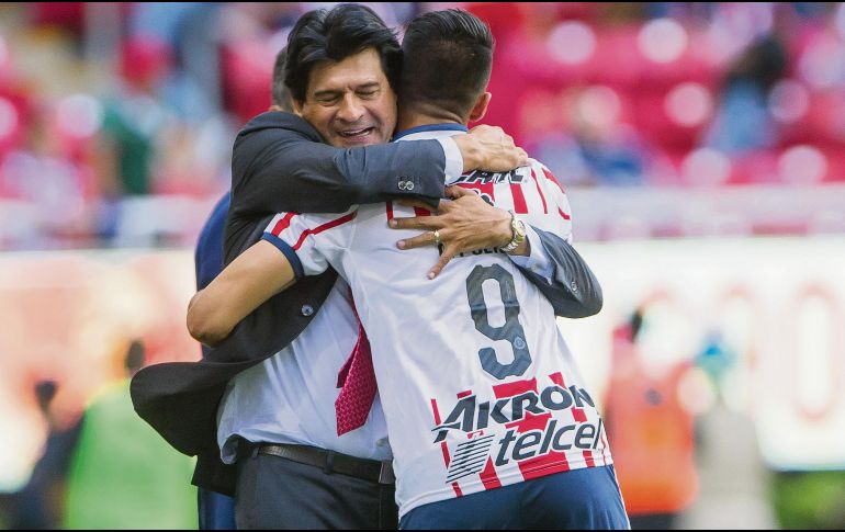 José Cardozo celebró con Alan Pulido luego de que el delantero rojiblanco terminara con una sequía de siete meses sin anotar. MEXSPORT