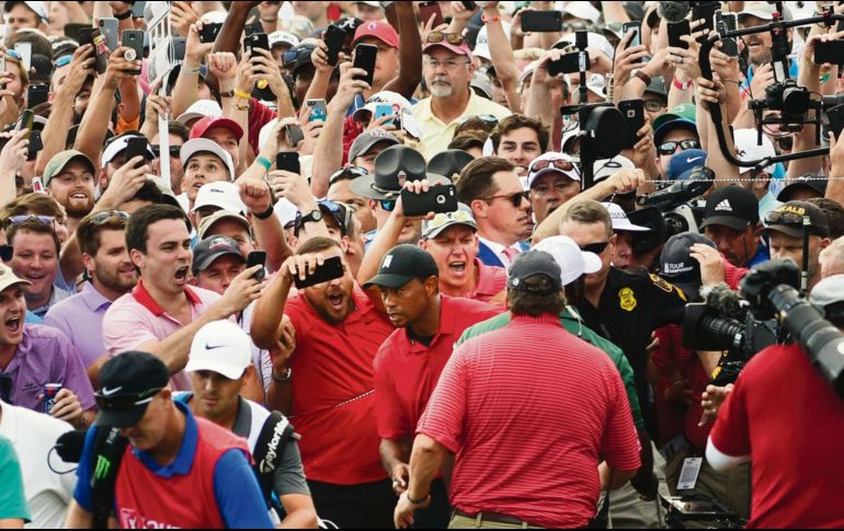 En el hoyo 18, Tiger volvió a ser cubierto por medios y aficionados como aquella celebridad que fue cuando era infalible. AP