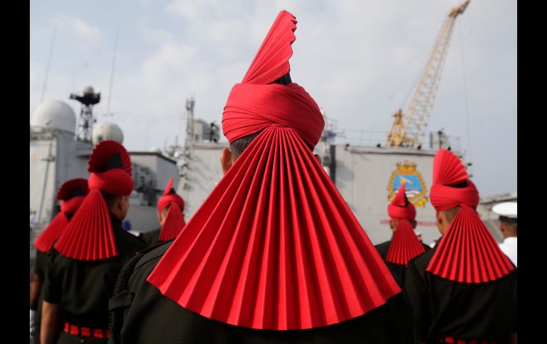 Integrantes de un regimiento de infantería del Ejército indio se paran en la embarcación 