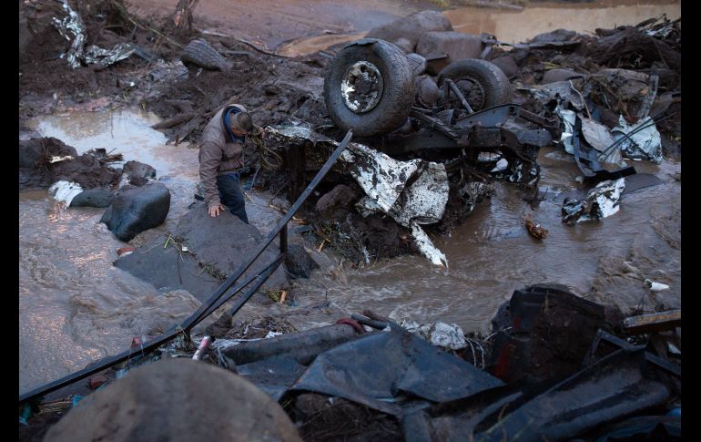 Víctor Manuel Martínez Moreno busca entre los escombros a su esposa y tres hijos.