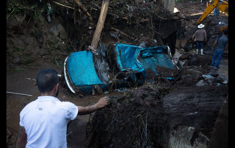 Las fuertes corrientes de agua arrasaron al menos una decena de viviendas y afectaron a un centenar más, arrastrando vehículos, árboles y personas.