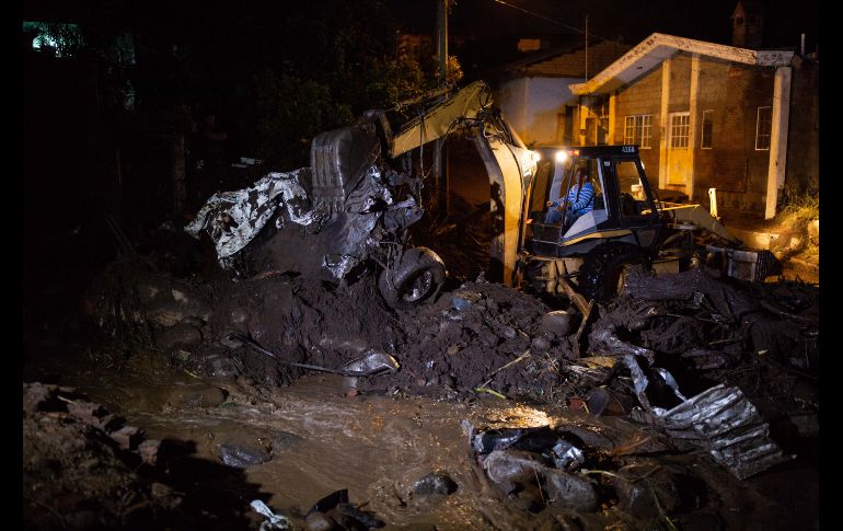 Personal de Protección Civil trabaja para remover escombros la madrugada del lunes en Peribán, Michoacán.