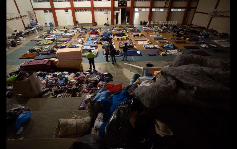 Decenas de habitantes descansan en un albergue.