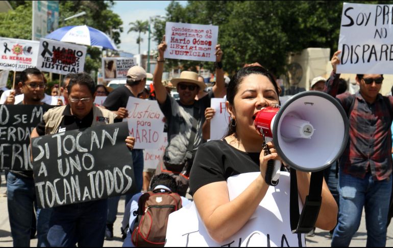 Los periodistas exhiben pancartas alusivas a la demanda institucional de justicia con consignas como: 