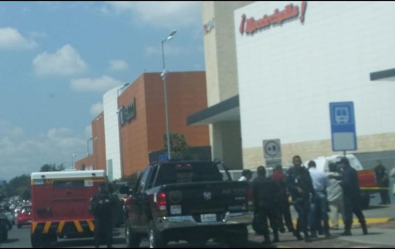 Autoridades arribaron al lugar para prestar auxilio a las víctimas de robo; Fiscalía General del Estado inició investigación. ESPECIAL