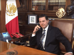 En un primer momento el Presidente Peña Nieto responde que no puede contestar, duda por un instante y lego pide que lo comuniquen. YOUTUBE / El Pulso De La República