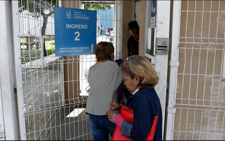 Malena Calderón, junto a su hermana Hilda, busca conocer el paradero de su padre y su hijo. EL INFORMADOR / A. Camacho