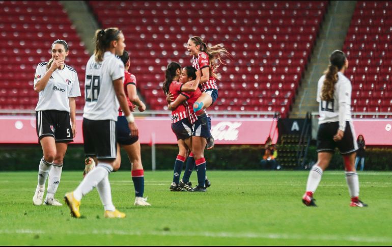 Las rojiblancas festejan el segundo tanto del encuentro, con el cual confirmaron su jefatura sobre el conjunto femenil del Atlas, con quienes no han perdido en seis juegos. MEXSPORT