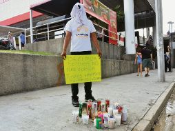 Se colocaron algunas veladoras en el sitio donde fue agredido el domingo el aficionado de Tigres. EL UNIVERSAL