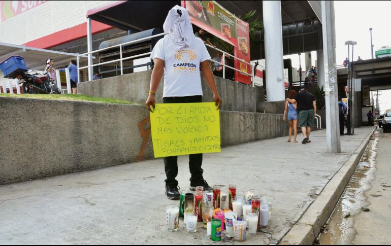 Se colocaron algunas veladoras en el sitio donde fue agredido el domingo el aficionado de Tigres. EL UNIVERSAL