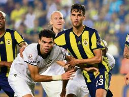 Diego Reyes (#23) jugó todo el partido ayer ante el Besiktas. @Diego_Reyes13