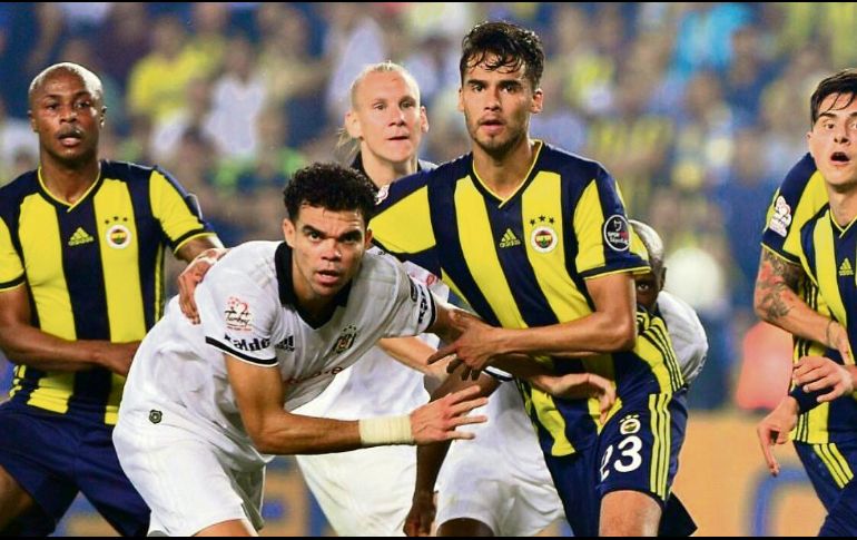 Diego Reyes (#23) jugó todo el partido ayer ante el Besiktas. @Diego_Reyes13