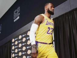 LeBron James llegó a su comparecencia con los medios vistiendo el uniforme de los Lakers. EFE