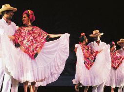 El ballet Folclórico de la Universidad de Guadalajara efectúa un bailable propio de Veracruz. ESPECIAL