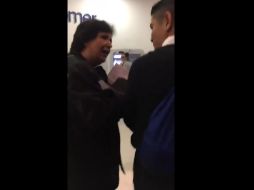 Según la versión que acompaña al video, la señora salió de la fila del cajero y luego regresó, pero le molestó que el joven avanzara. TWITTER