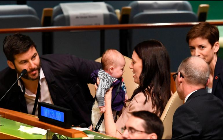 Ardern se convirtió este año en la segunda dirigente del mundo en dar a luz durante el ejercicio del cargo, después de la paquistaní Benazir Bhutto en 1990. AFP / D. Emmert