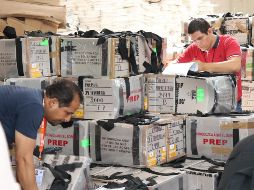 Debido al volumen a contar, que contempla tres millones 705 mil 612 votos depositados en siete mil 174 casillas, trabajarán cientos de personas simultáneamente. NTX /