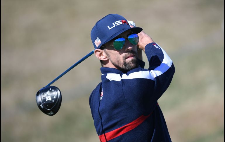El nadador estadounidense Michael Phelps juega golf durante un torneo de celebridades previo a la Ryder Cup, que se disputra en Saint Quentin en Yvelines, Francia. AFP/E. Feferberg