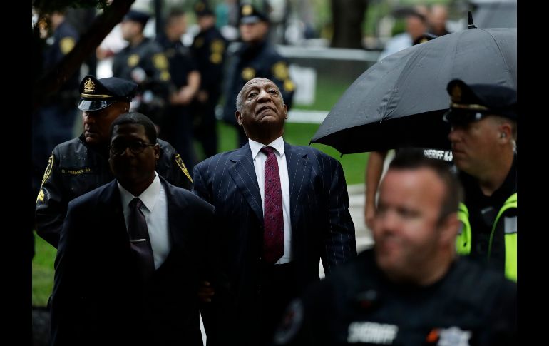 El cómico estadounidense Bill Cosby llega a una corte en Norristown, en el estado de Pensilvania. El juez que debe decidir la condena de Cosby en el caso de agresión sexual determinó hoy que el acusado es un 