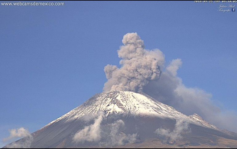 Dada la constante actividad del coloso, solicitó a la población no acercarse al volcán y, sobre todo al cráter, por el peligro que implica la caída de fragmentos balísticos. TWITTER/ @Popocatepetl_MX