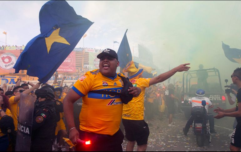 Entre las decisiones se dijo que se busca prohibir totalmente las marchas y caravanas hacia los estadios, así como la asistencia de cualquier barra visitante en los estadios de esa entidad. AFP / ARCHIVO