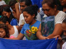 Familiares y amigos asisten al entierro de Matt Andrés Romero, de 16 años, quien falleció tras recibir un balazo mientras participaba en una marcha en Managua. AP/A. Zúñiga