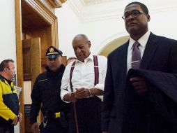 Bill Cosby salió esposado de la corte, en mangas de camisa y vistiendo sus famosos tirantes. AP / M. Makela