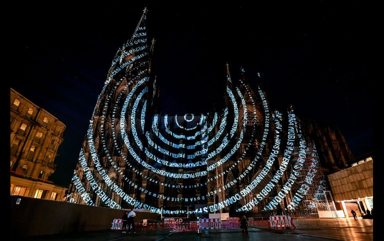 Varios diseños se proyectan en la fachada de la catedral de Colonia, Alemania, en un espectáculo de luces en el marco de la conmemoración del final de la Primera Guerra Mundial, hace 100 años. EFE/S. Steinbach