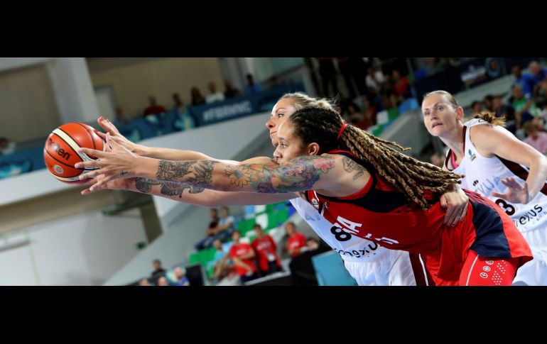 La jugadora de la selección de Estados Unidos Brittney Griner (d), y la jugadora de Letonia Gunta Basko (2d), durante el partido que ambas selecciones disputaron en el Mundial de Baloncesto Femenino que se celebra hasta el próximo día 30 en Tenerife, España. EFE/E. Urquij