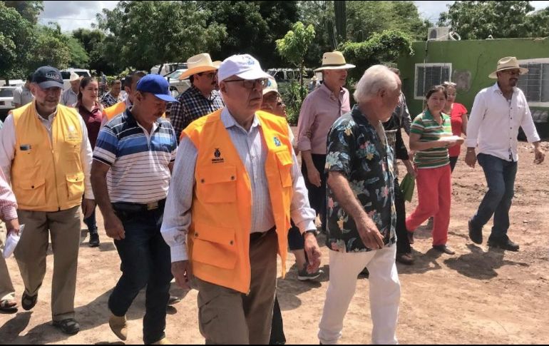 Acompañado por el gobernador Quirino Ordaz Coopel, Narro Robles constató las acciones que coordina el Centro Nacional de Programas Preventivos y Control de Enfermedades. TWITTER/@JoseNarroR