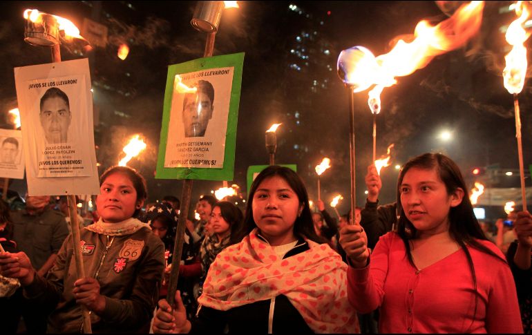 Familiares y colectivos marcharon con la petición de justicia y de encontrar a los normalistas con vida. EFE/M. Guzmán