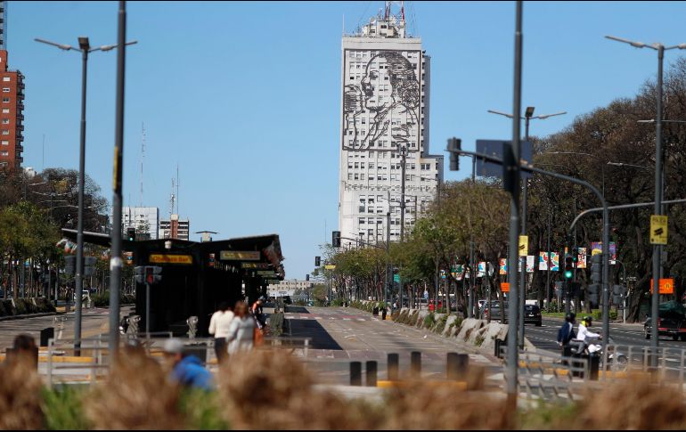 Calle casi vacía en Buenos Aires. EFE/D. Fernández