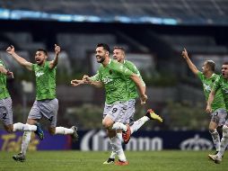 Jugadores de los Bravos de Juárez celebran tras eliminar al América en tanda de penaltis, anoche en el Estadio Azteca. MEXSPORT