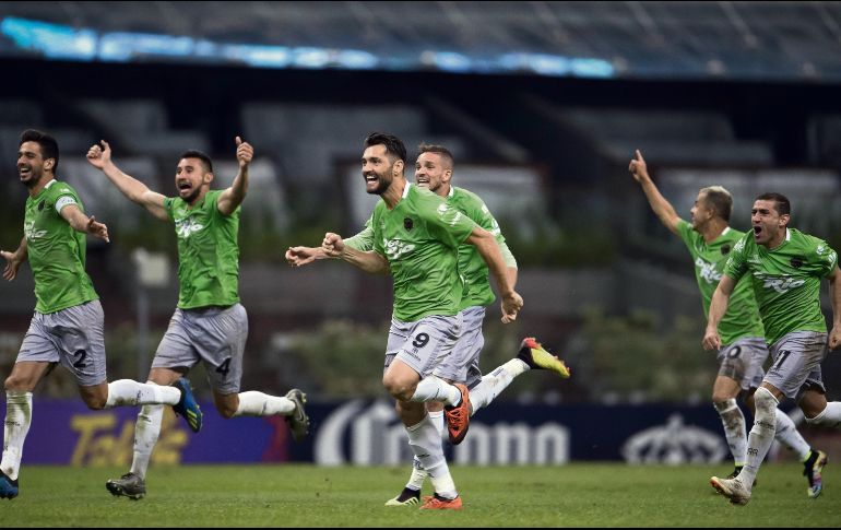 Jugadores de los Bravos de Juárez celebran tras eliminar al América en tanda de penaltis, anoche en el Estadio Azteca. MEXSPORT