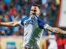 Édgar Méndez festeja tras abrir la cuenta para el Cruz Azul ayer en el Estadio Caliente de Tijuana. MEXSPORT