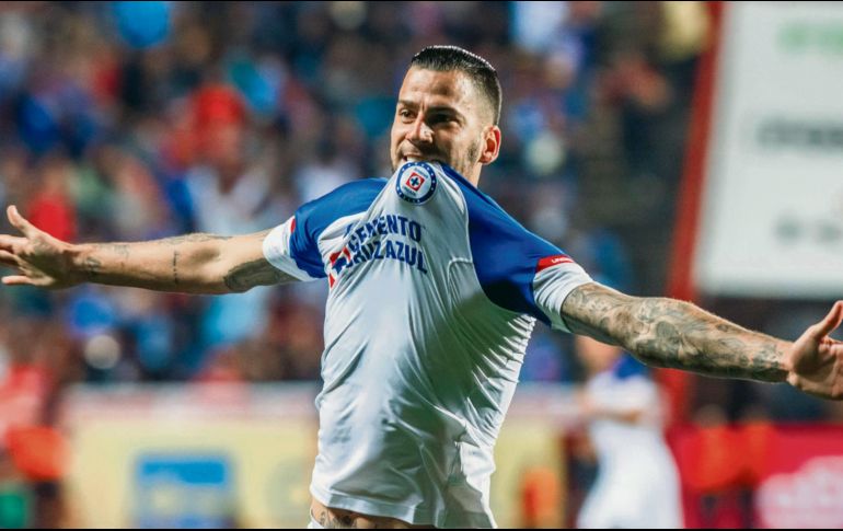 Édgar Méndez festeja tras abrir la cuenta para el Cruz Azul ayer en el Estadio Caliente de Tijuana. MEXSPORT