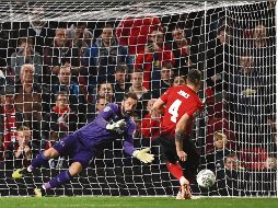 Scott Carson, portero del Derby, detiene el penal de Phil Jones para eliminar al Manchester United. AP
