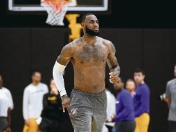 LeBron James realizó la primera práctica ayer con los Lakers de Los Ángeles. AFP