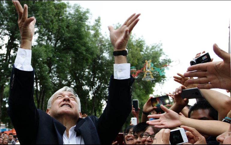 Un hombre que, pese a sus 64 años, maneja sus redes sociales y sabe llegar a la gente, indicó el próximo vocero, quien definió el izquierdista como ''una figura histórica que aparece cada cien años'' en México. NTX / A. Monroy