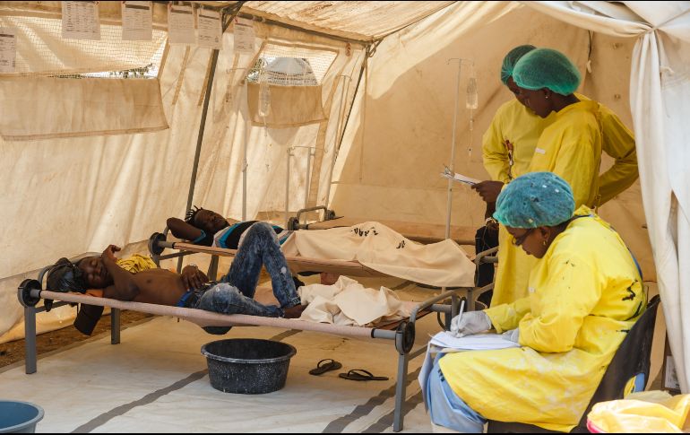 Las autoridades declararon estado de emergencia, prohibiendo las concentraciones en las calles de la capital Harare y la venta ambulante de carne y de pescado. AFP / ARCHIVO