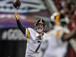 Ben Roethlisberger completó 30 pases de 38 intentos para 353 yardas y tres pases de anotación en el triunfo de 30-27 de Acereros sobre Bucaneros de Tampa Bay. TWITTER / @steelers