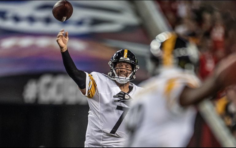 Ben Roethlisberger completó 30 pases de 38 intentos para 353 yardas y tres pases de anotación en el triunfo de 30-27 de Acereros sobre Bucaneros de Tampa Bay. TWITTER / @steelers