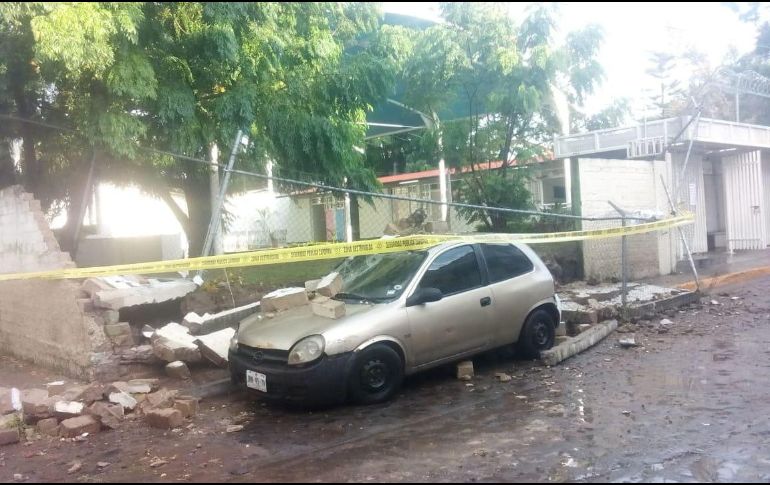 Tras la caída de la barda se suspendieron las clases en el plantel, afectando a más de 200 niños. ESPECIAL