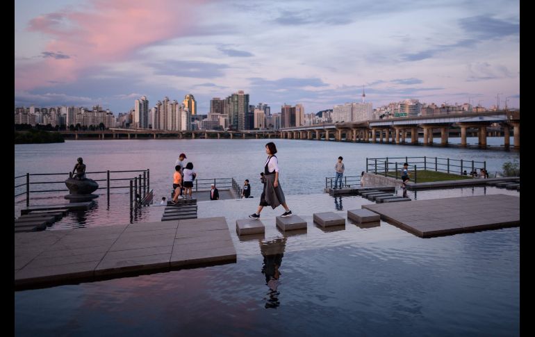 Una mujer camina sobre piedras en el parque Yeouido, junto al río Han, en Seúl. Corea del Sur celebra el último día del festivo anual de acción de gracias 